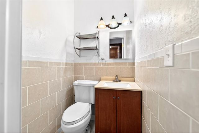 140 4th St, Chartiers, PA 15342