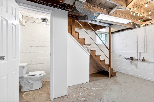 140 4th St, Chartiers, PA 15342