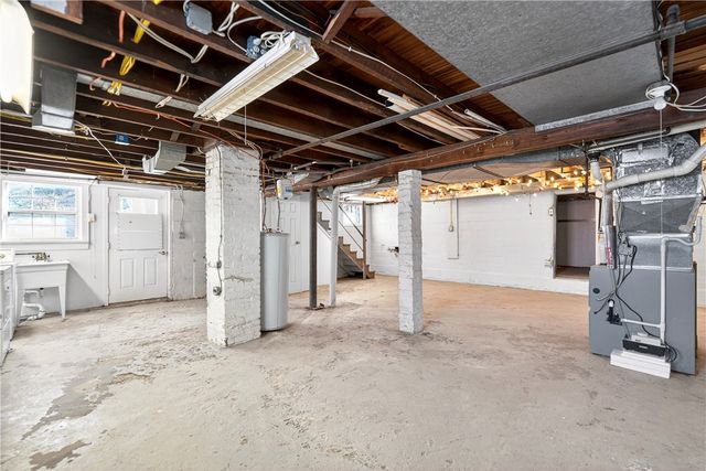 140 4th St, Chartiers, PA 15342