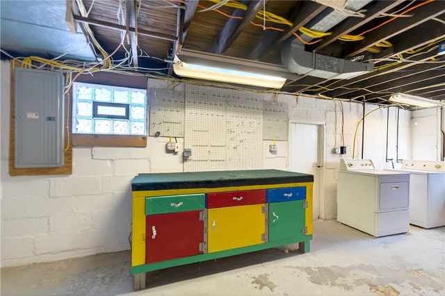 140 4th St, Chartiers, PA 15342