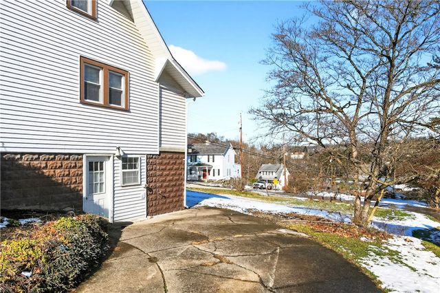 140 4th St, Chartiers, PA 15342