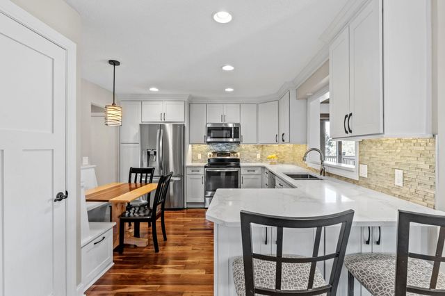 181 Cascade Court, Chanhassen, MN 55317