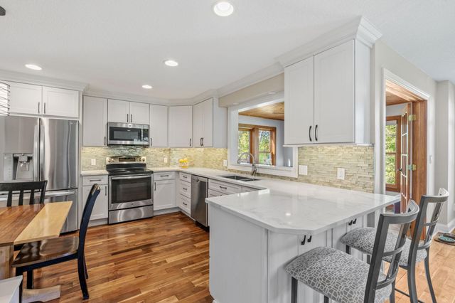181 Cascade Court, Chanhassen, MN 55317