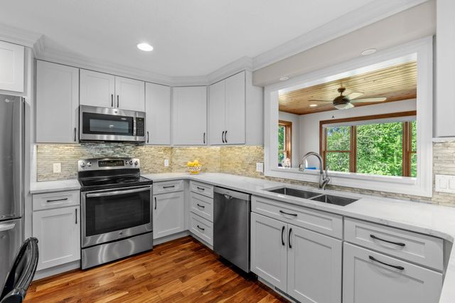 181 Cascade Court, Chanhassen, MN 55317
