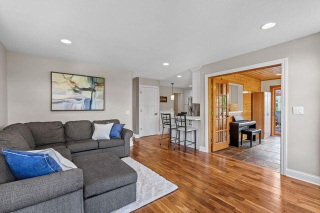 181 Cascade Court, Chanhassen, MN 55317