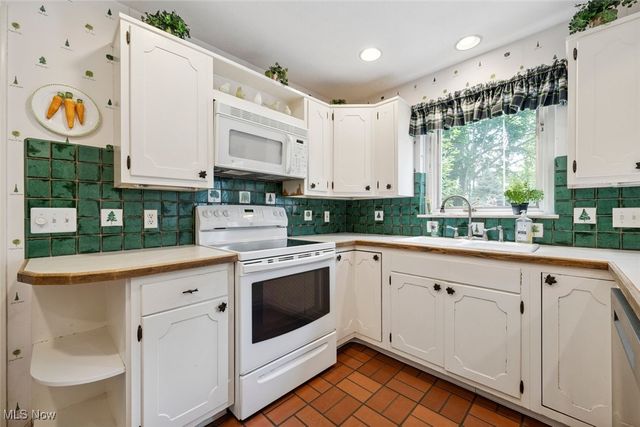 18950 Rockcliff Drive, Rocky River, OH 44116