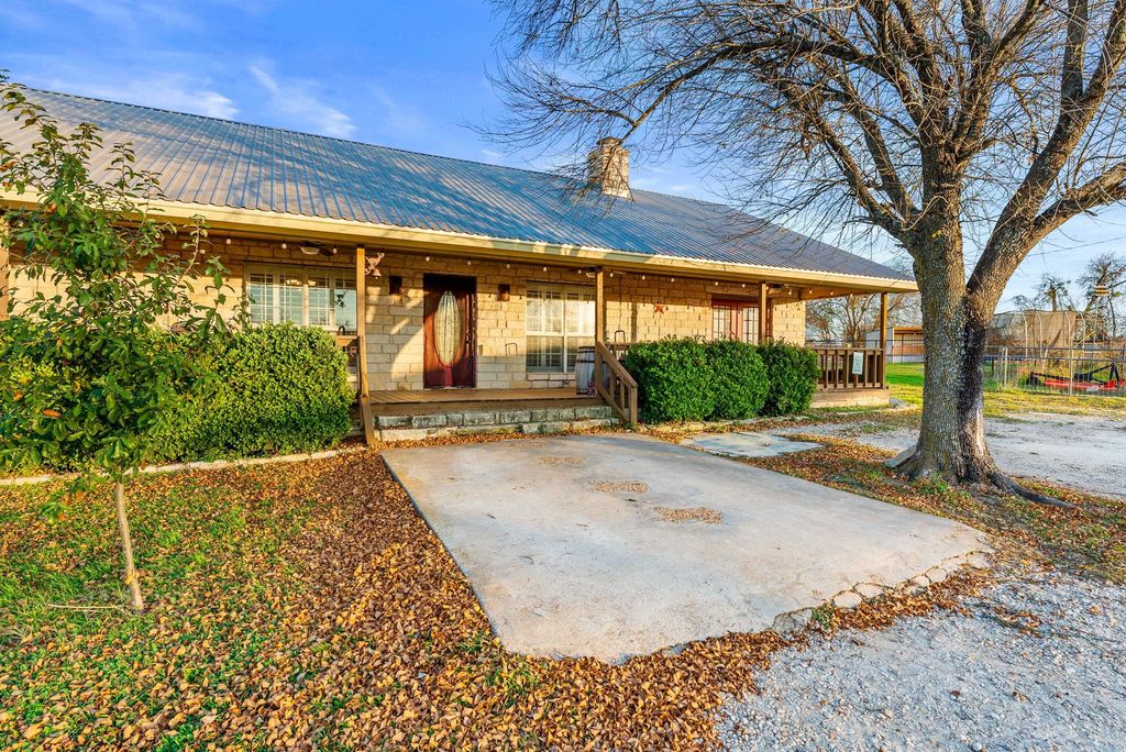 2700 Auction Barn RD, Belton, TX 76513