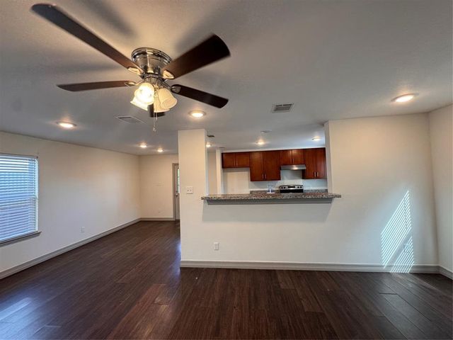 147 Egret Canal S, Baytown, TX 77523