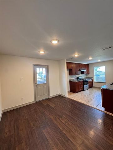 147 Egret Canal S, Baytown, TX 77523