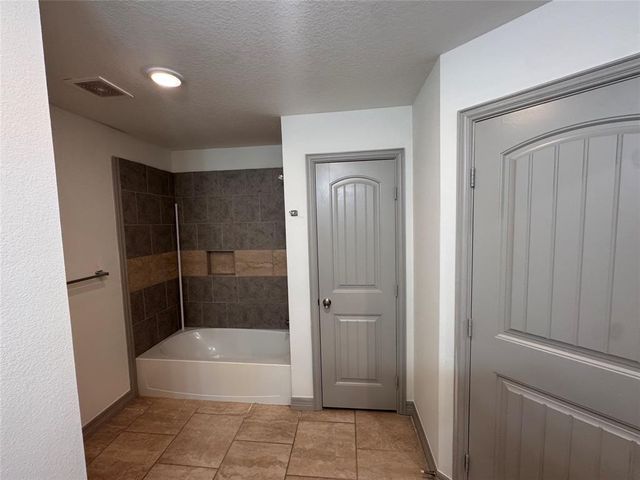 147 Egret Canal S, Baytown, TX 77523