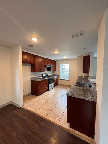 147 Egret Canal S, Baytown, TX 77523