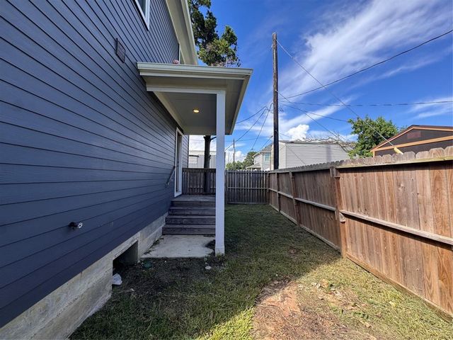 147 Egret Canal S, Baytown, TX 77523