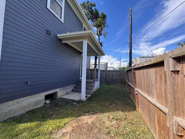 147 Egret Canal S, Baytown, TX 77523