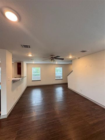 147 Egret Canal S, Baytown, TX 77523