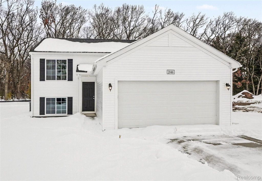 8068 Moonlight Creek Lane, Handy Township, MI 48836