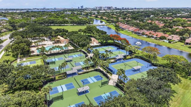 2613 Mohawk Circle, West Palm Beach, FL 33409