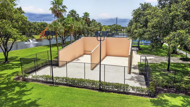 2613 Mohawk Circle, West Palm Beach, FL 33409