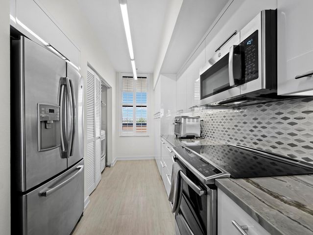 1930 HARBOURSIDE DRIVE 145, Longboat Key, FL 34228