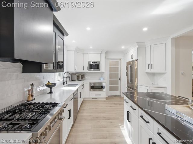 7450 Deerhill Drive, Clarkston, MI 48346
