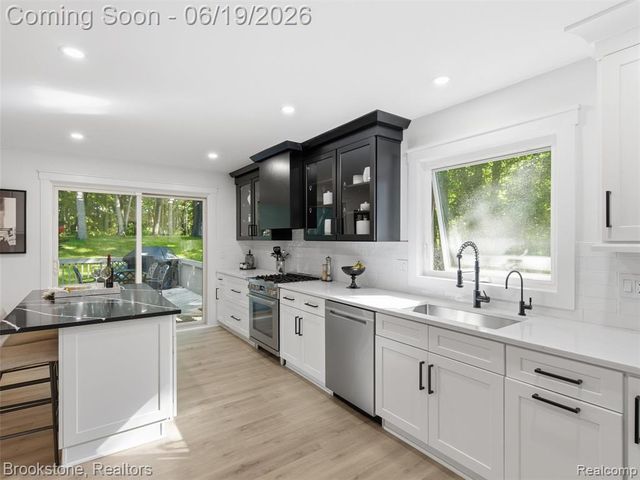 7450 Deerhill Drive, Clarkston, MI 48346