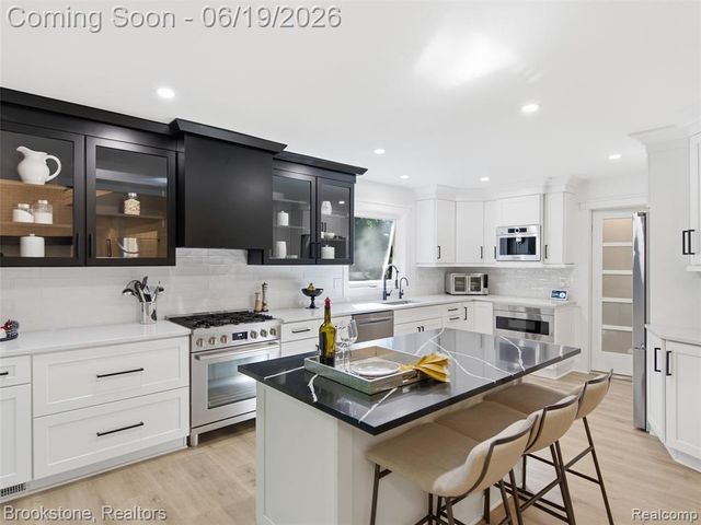 7450 Deerhill Drive, Clarkston, MI 48346