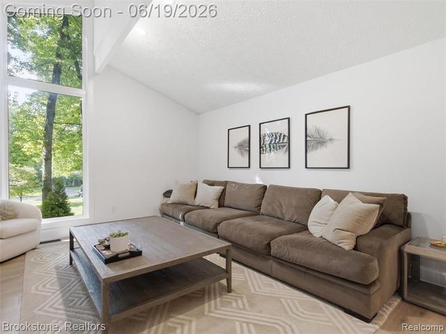 7450 Deerhill Drive, Clarkston, MI 48346