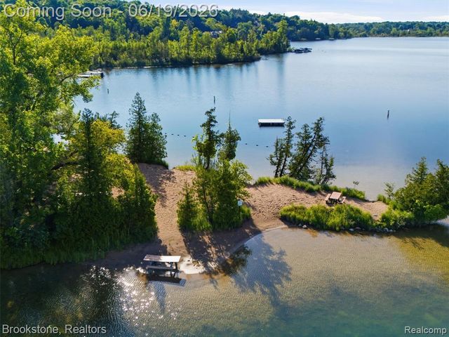 7450 Deerhill Drive, Clarkston, MI 48346