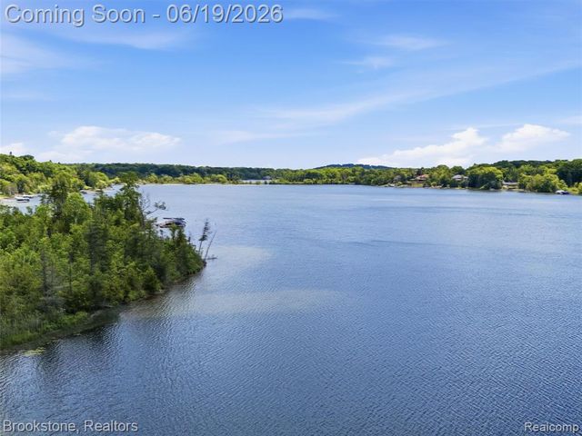 7450 Deerhill Drive, Clarkston, MI 48346