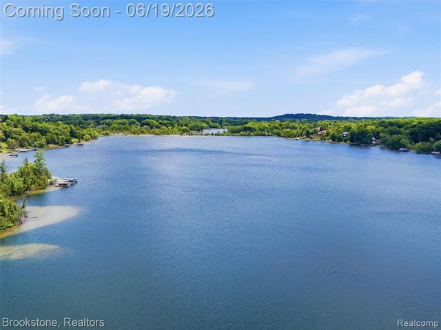 7450 Deerhill Drive, Clarkston, MI 48346