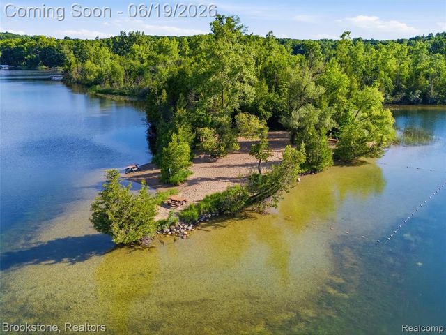 7450 Deerhill Drive, Clarkston, MI 48346