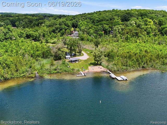 7450 Deerhill Drive, Clarkston, MI 48346