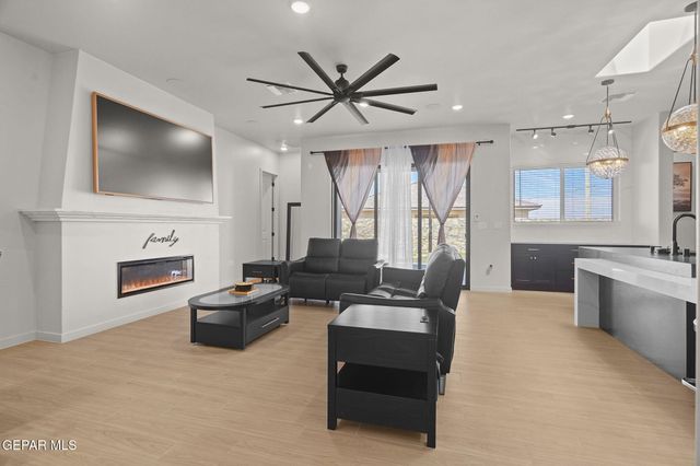 241 MAR VISTA Place, Horizon City, TX 79928