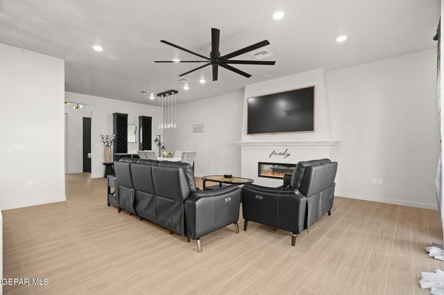 241 MAR VISTA Place, Horizon City, TX 79928