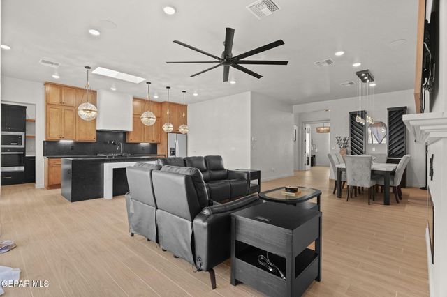 241 MAR VISTA Place, Horizon City, TX 79928