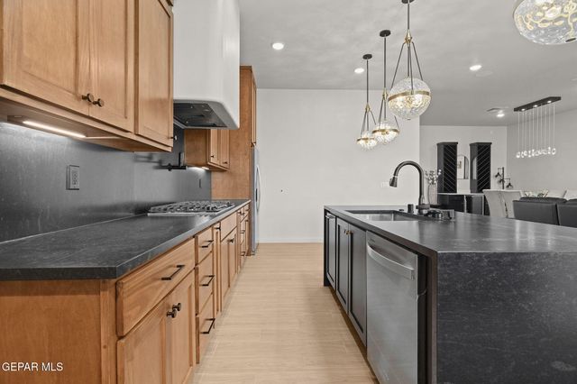 241 MAR VISTA Place, Horizon City, TX 79928