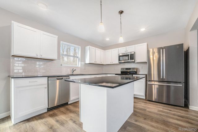 203 Kingsberry Drive, Blissfield Village, MI 49228