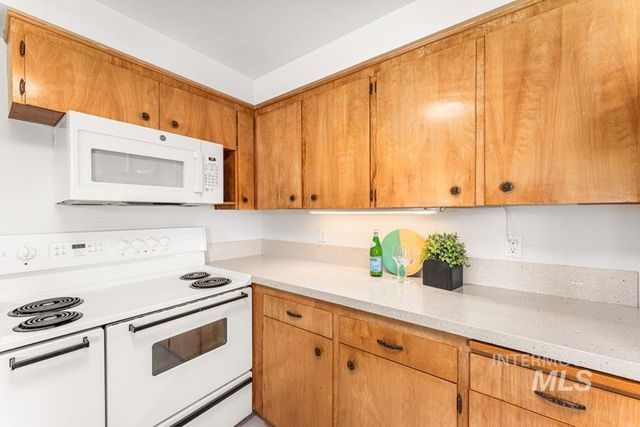 9625 W Halstead Dr, Boise, ID 83704