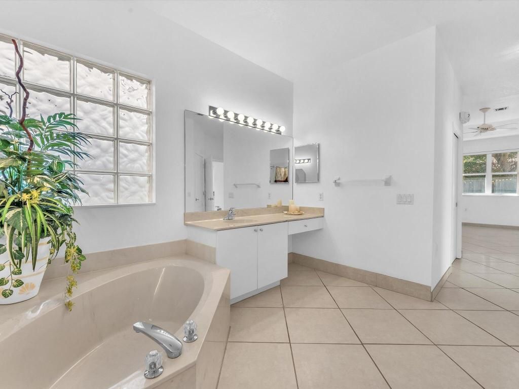 Image 10 of property listing at 7863 NW 61st Terrace, Parkland, FL 33067