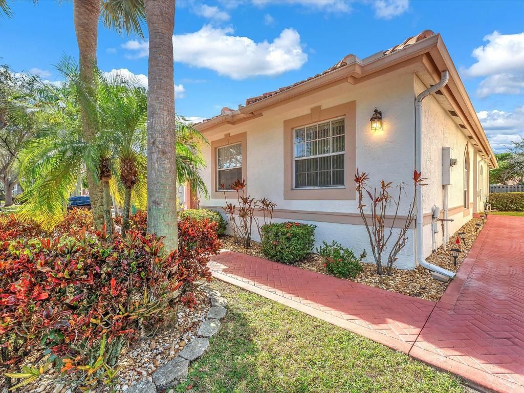 Image 5 of property listing at 7863 NW 61st Terrace, Parkland, FL 33067