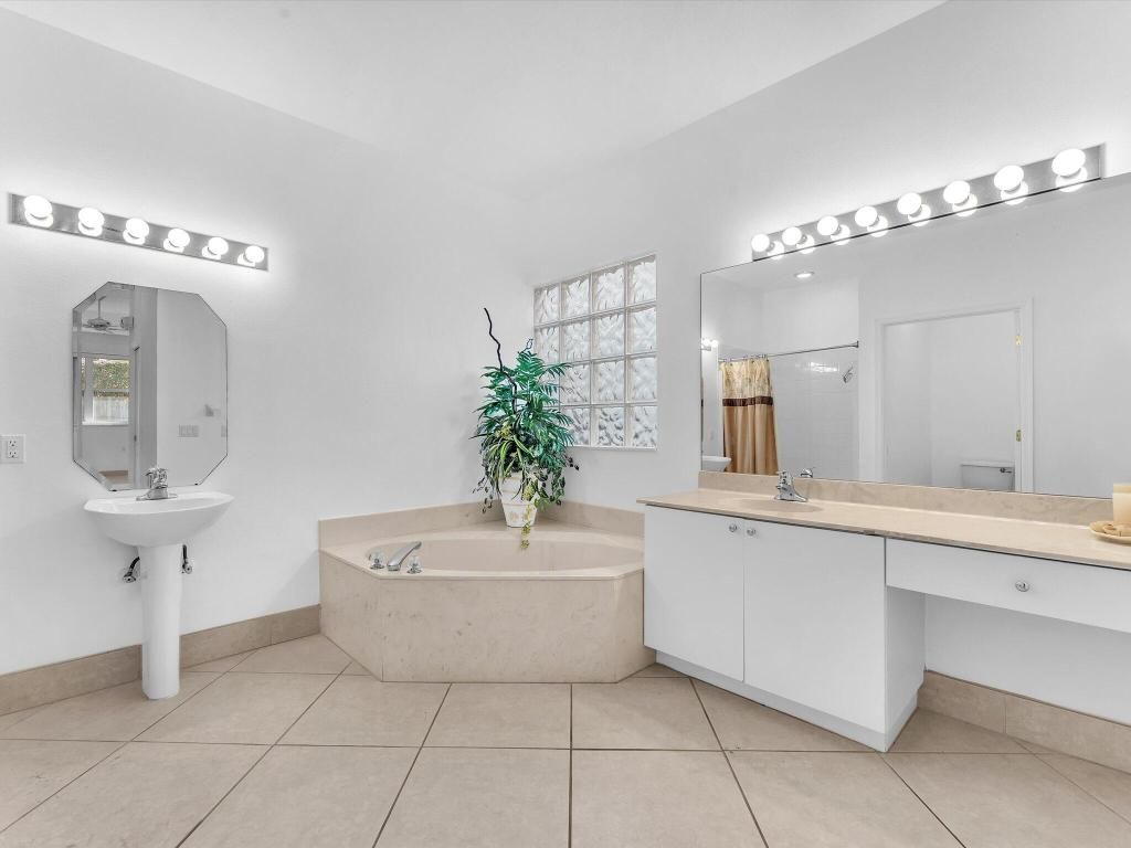 Image 8 of property listing at 7863 NW 61st Terrace, Parkland, FL 33067