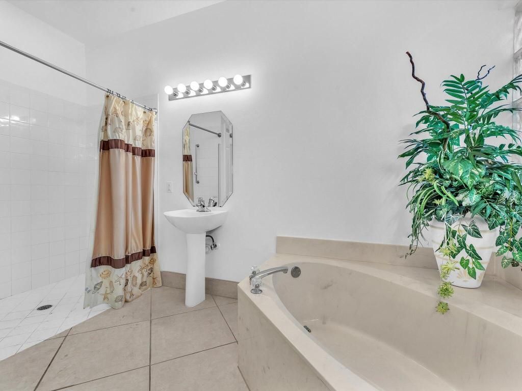 Image 9 of property listing at 7863 NW 61st Terrace, Parkland, FL 33067