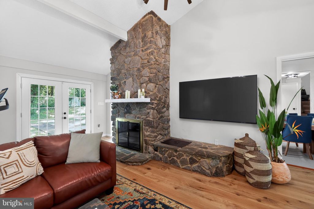 Image 7 of property listing at 15927 PEACH WALKER DR, Bowie, MD 20716