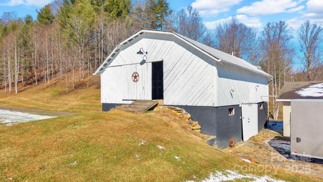 2581 Double Island Road, Green Mountain, NC 28740