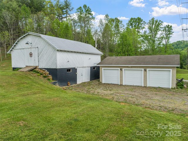 2581 Double Island Road, Green Mountain, NC 28740