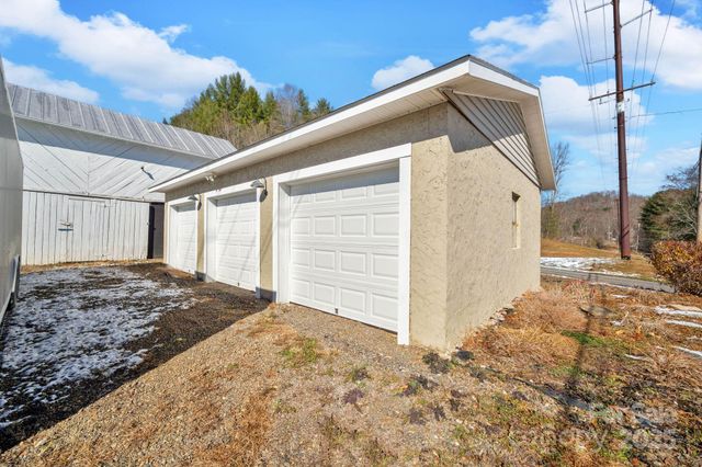 2581 Double Island Road, Green Mountain, NC 28740