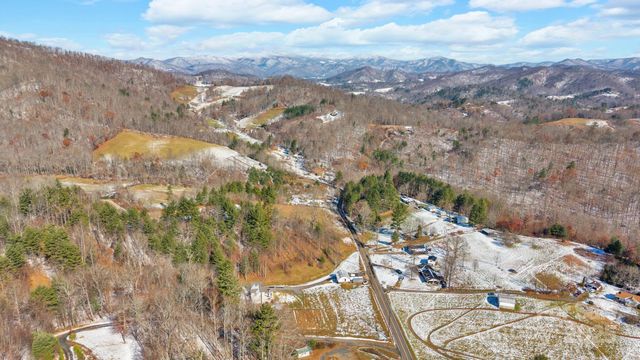 2581 Double Island Road, Green Mountain, NC 28740