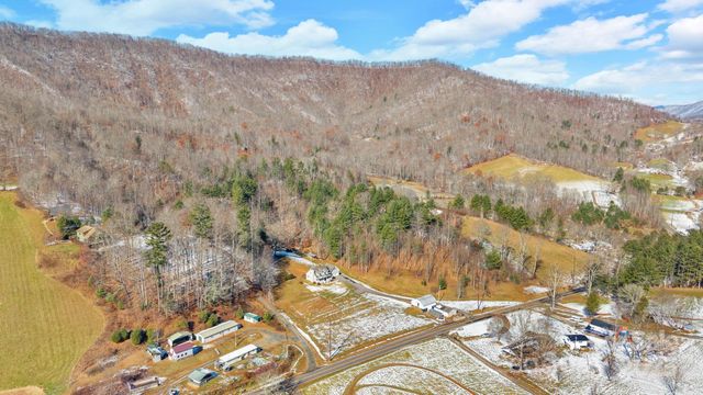 2581 Double Island Road, Green Mountain, NC 28740