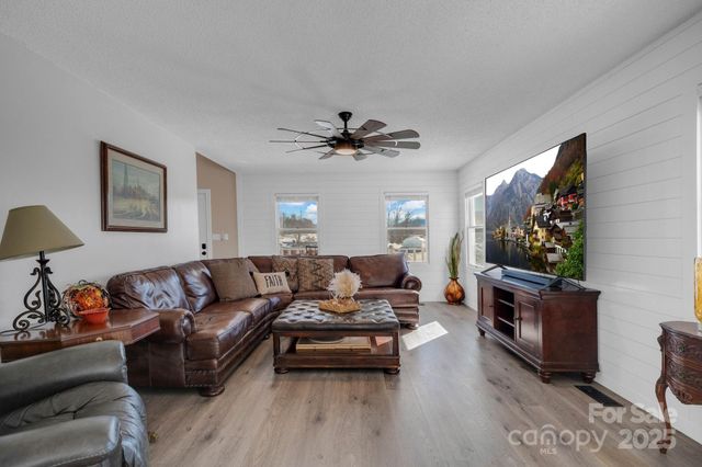 2581 Double Island Road, Green Mountain, NC 28740