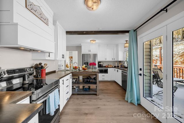 2581 Double Island Road, Green Mountain, NC 28740