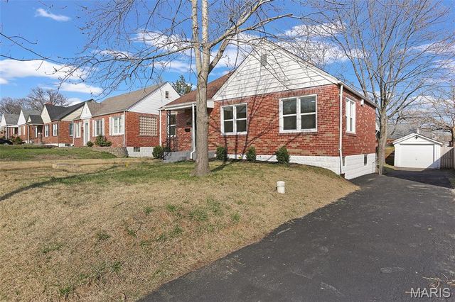 8636 Charlton Lane, Affton, MO 63123